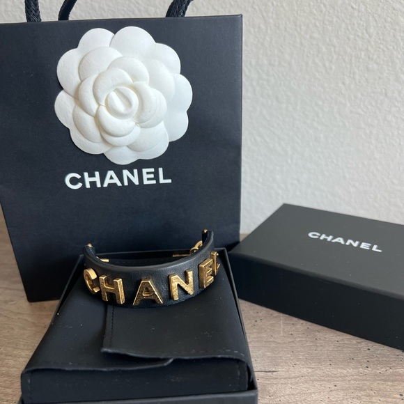 authentic Chanel leather strap bracelet - Picture 5 of 10